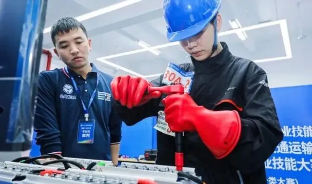 人才缺口超百万！新能源汽修引热议：车企大佬在线指南